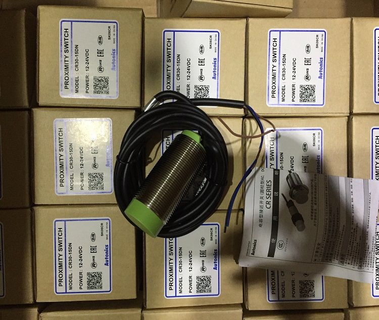 Original AUTONICs capacitive proximity switch CR30-15DN